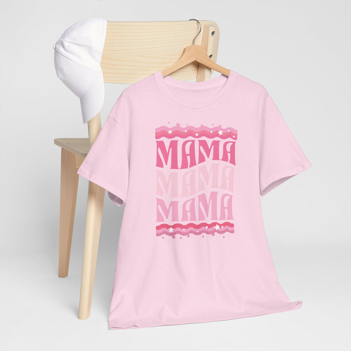 Lichtroze oversized T-shirt met roze “MAMA”-print, op houten hanger