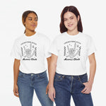 Twee witte oversized t-shirts met zwarte handillustratie “Moms Club” op de borst