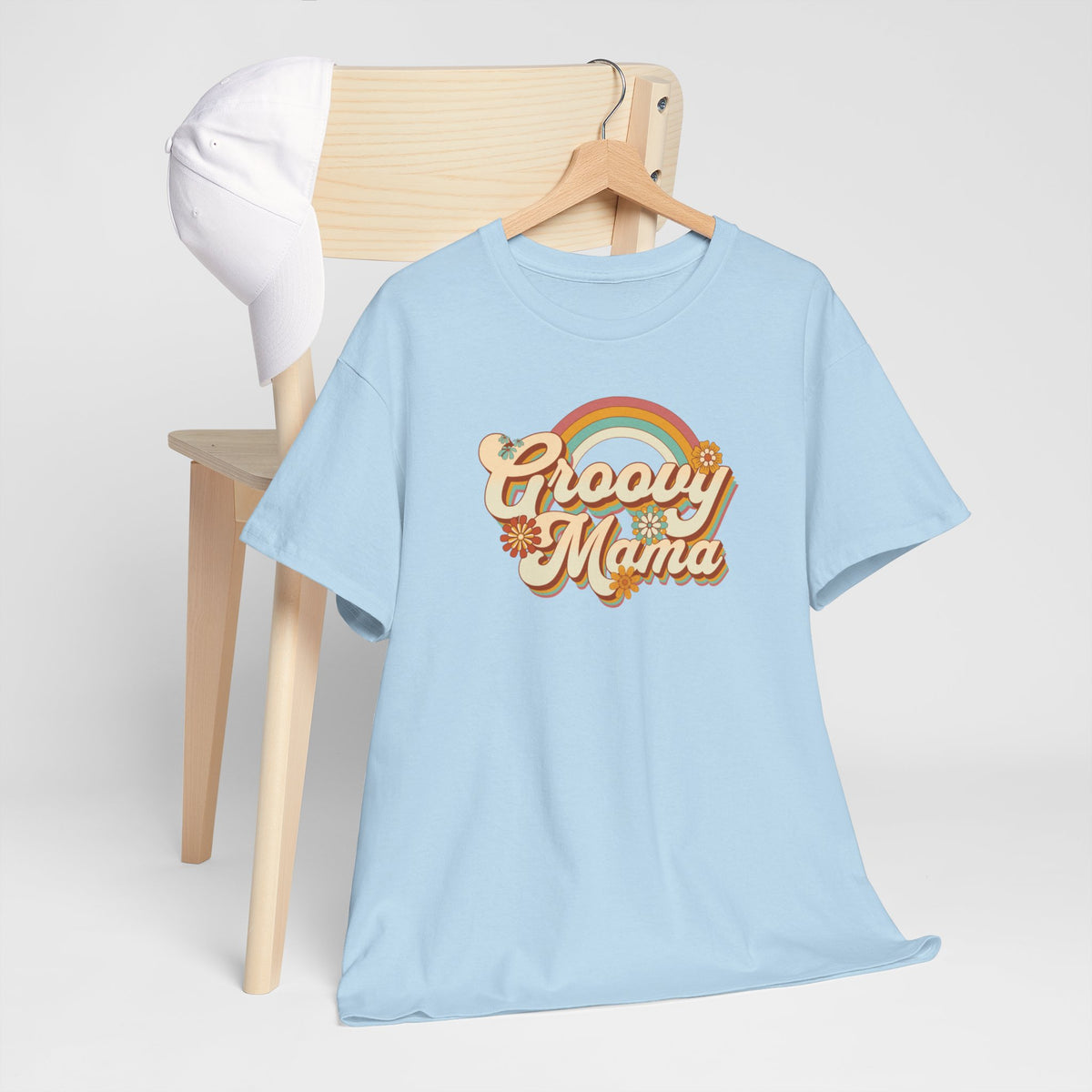 Lichtblauwe T-shirt met ronde hals en 'Groovy Mama' regenboogprint op houten hanger
