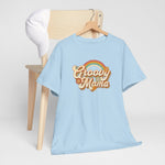 Lichtblauwe T-shirt met ronde hals en 'Groovy Mama' regenboogprint op houten hanger