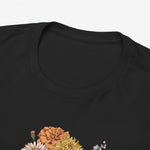 Close-up van zwarte hals en bloemenprint op de borst van het t-shirt
