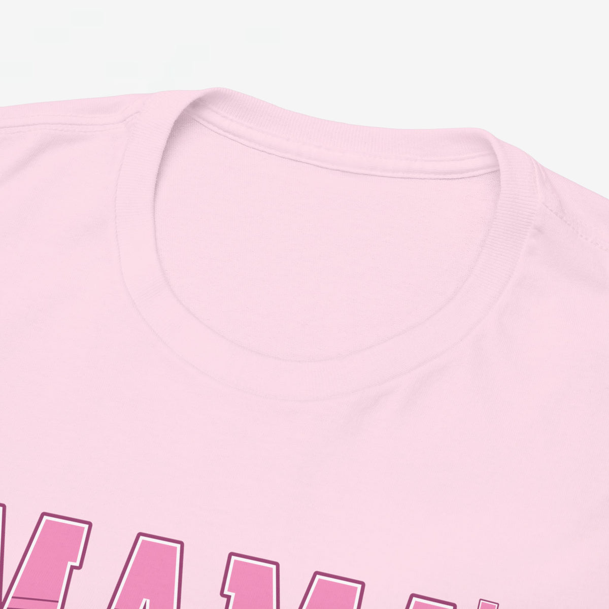Roze T-shirt met ronde hals; close-up van stof en bovenrand