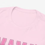 Roze T-shirt met ronde hals; close-up van stof en bovenrand