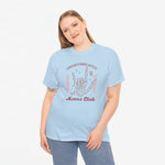 Lichtblauw oversized T-shirt met ronde hals en borstprint “Overstimulated Moms Club”.