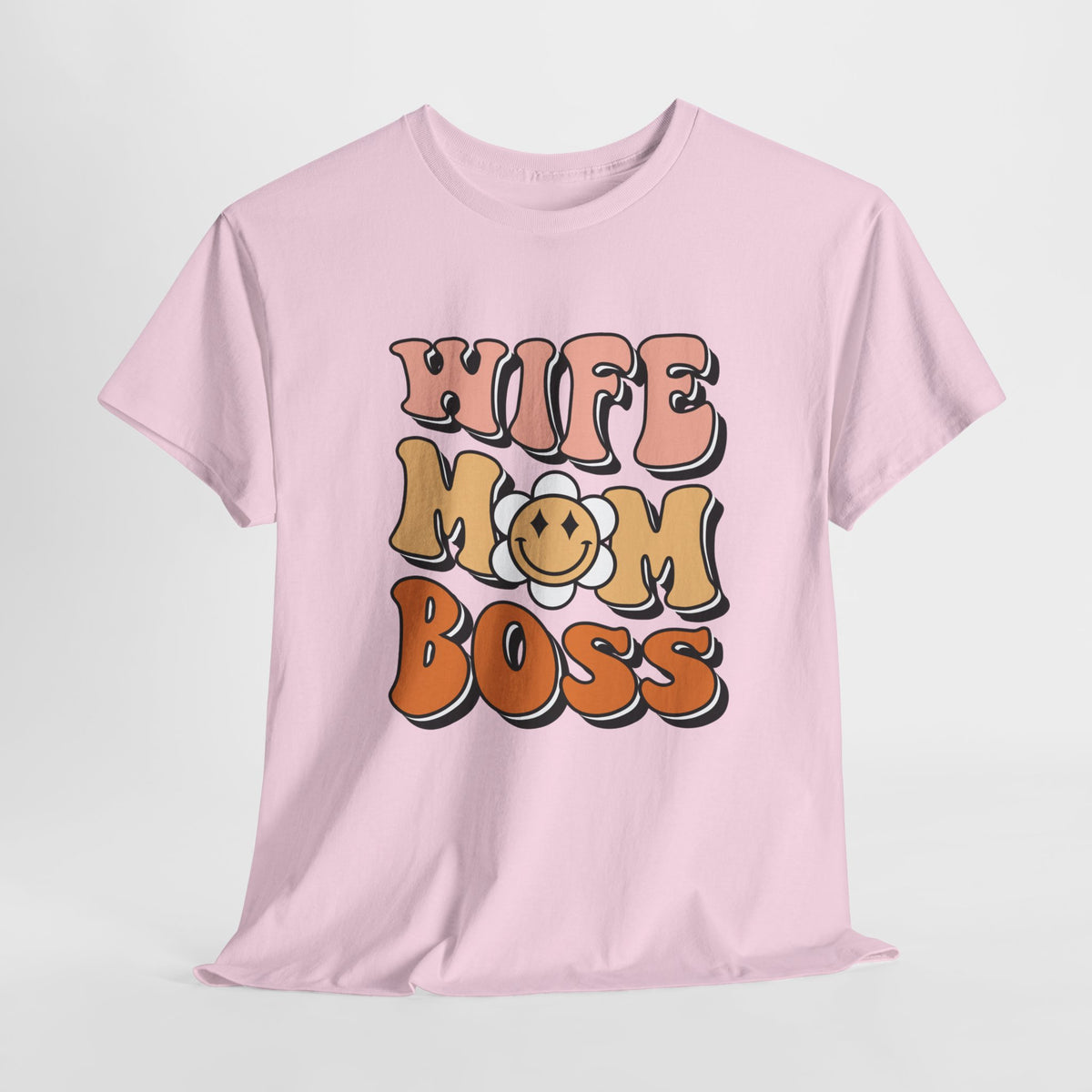 Roze T-shirt met ronde hals en cartoon opdruk “WIFE MOM BOSS” groot middenvoor
