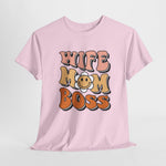 Roze T-shirt met ronde hals en cartoon opdruk “WIFE MOM BOSS” groot middenvoor
