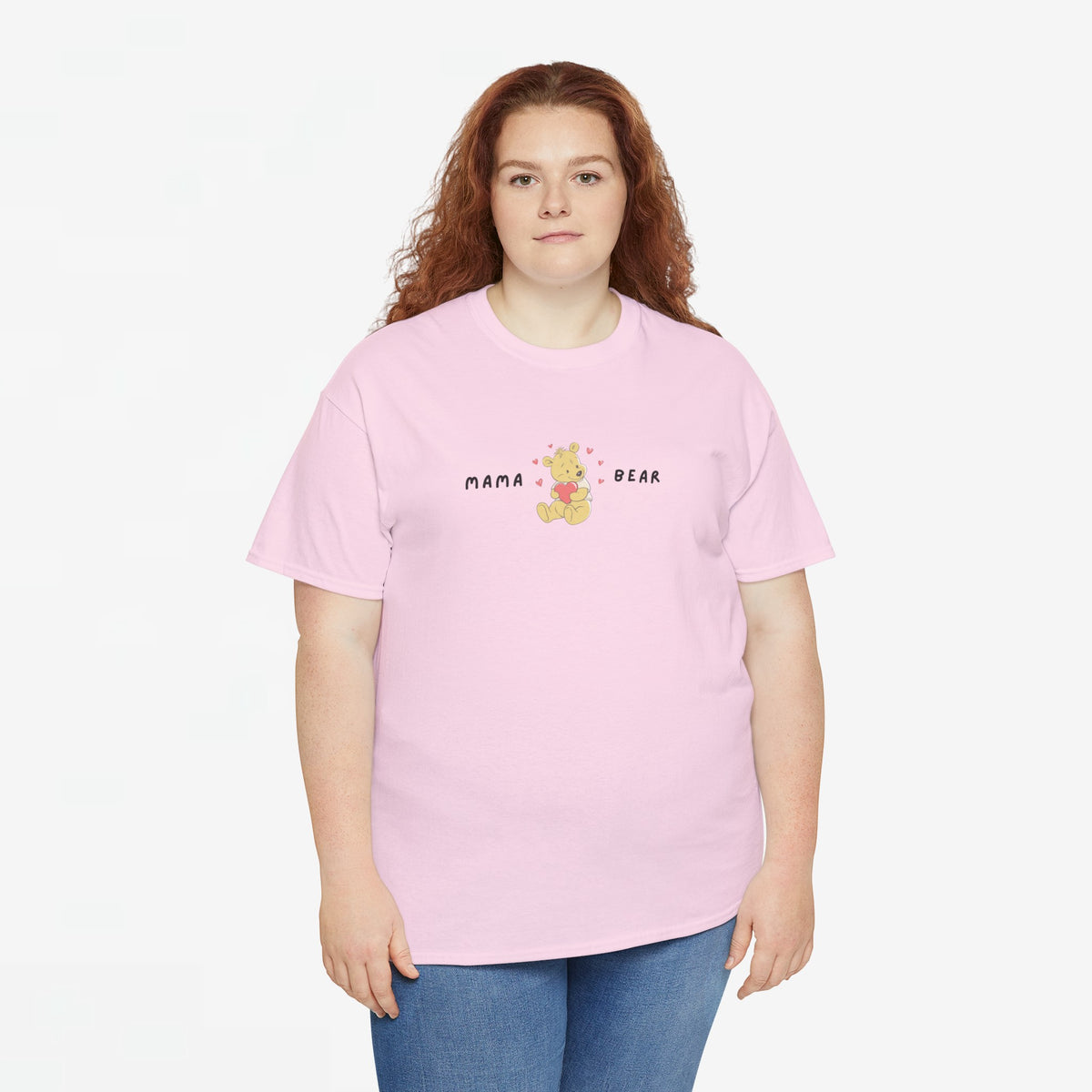 Roze oversized T-shirt gedragen, Mama Bear-print op de borst