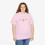Roze oversized T-shirt gedragen, Mama Bear-print op de borst