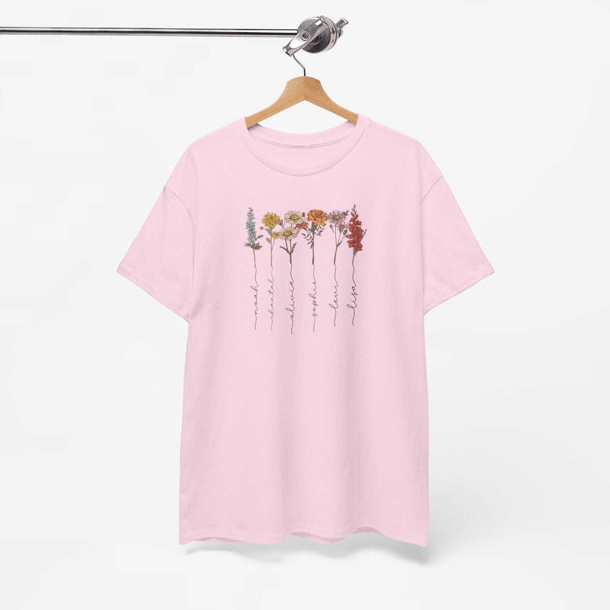 Roze T-shirt met ronde hals en bloemenprint, op hangertje