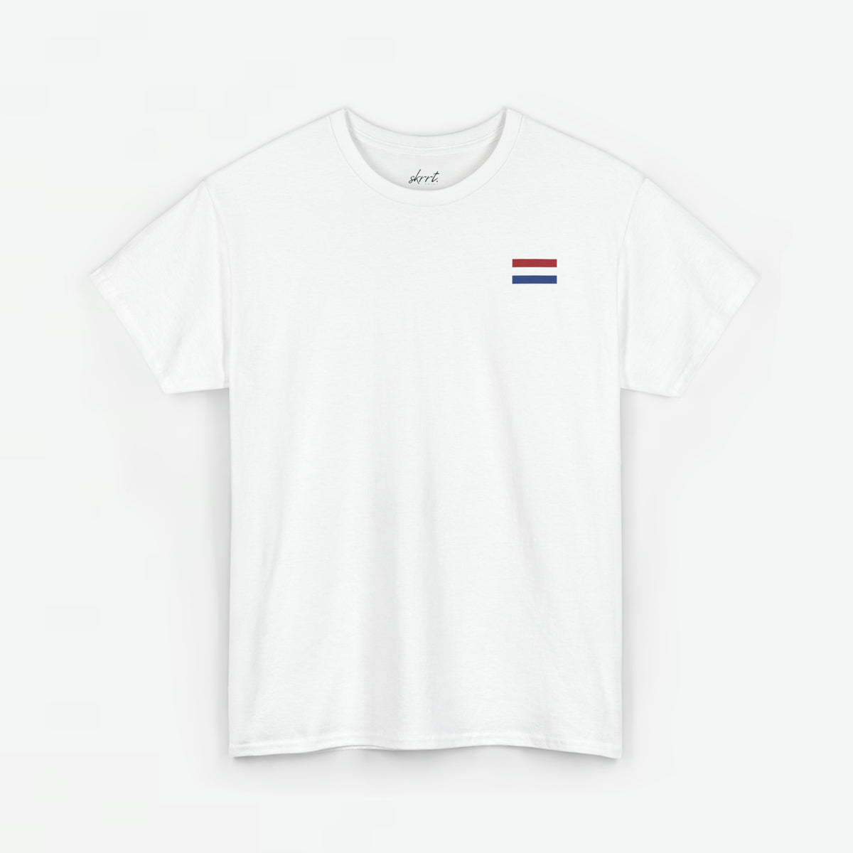 Wit T-shirt met korte mouwen en kleine rood-wit-blauwe vlagprint op de borst