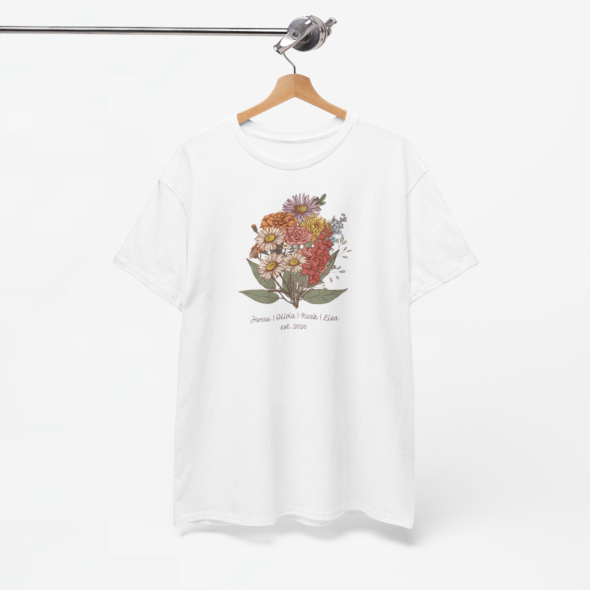 Wit T-shirt op houten hanger met bloemenboeket-print en kleine tekst onderaan