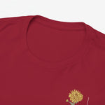 Rode T-shirt met ronde hals en gedetailleerde goudkleurige bloemprint op de borst.