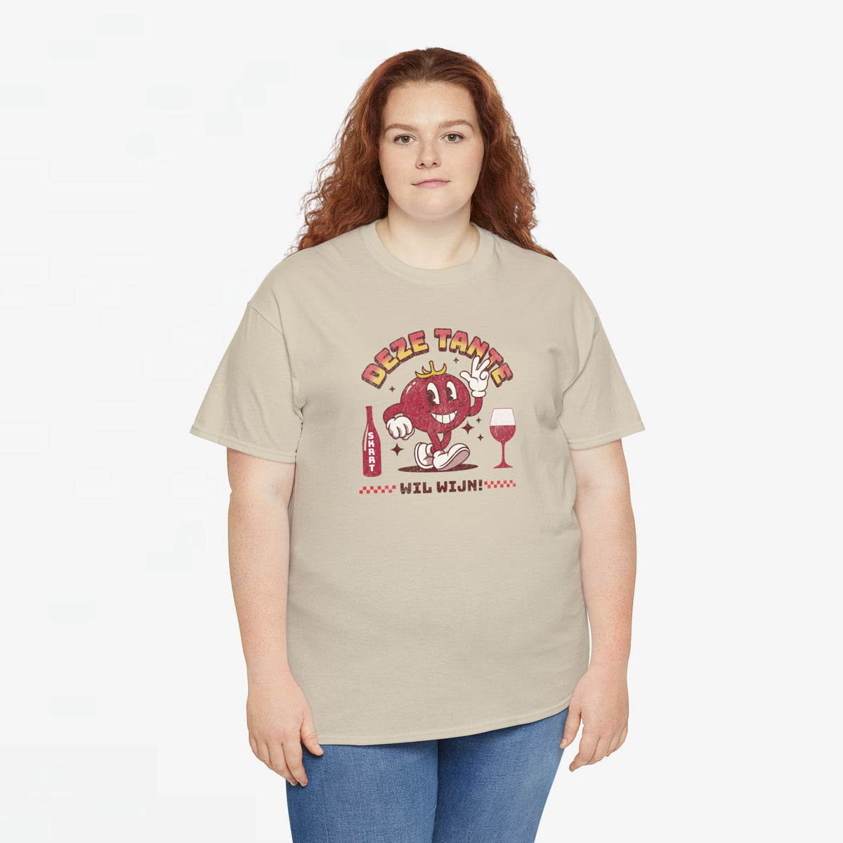 Zandkleurig T-shirt met rode cartoonprint centraal op de borst