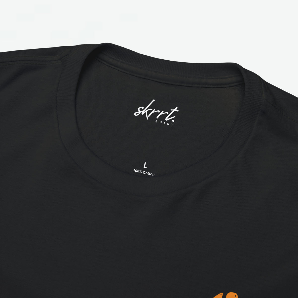 Zwart t-shirt close-up: ronde hals met merkprint en 100% katoen