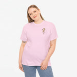 Roze T-shirt met kleine bloemetjesprint op de borst, model draagt