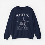 Donkerblauwe sweatshirt met print “SMIT’S Social Club” en fles/glas