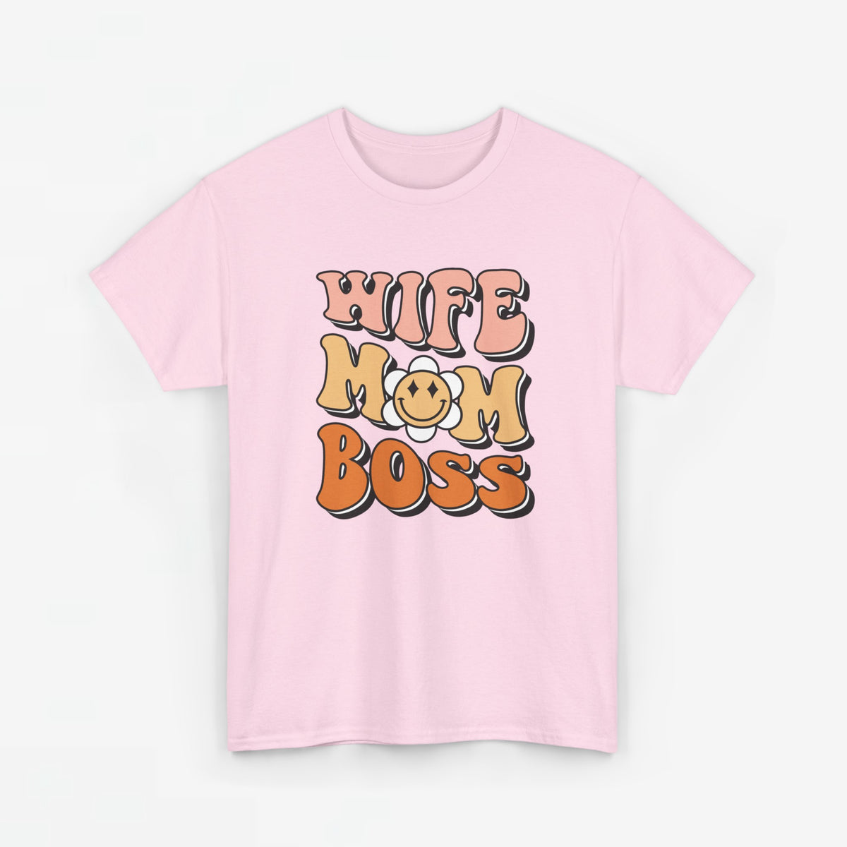 Roze T-shirt met ronde hals en cartoon opdruk “WIFE MOM BOSS” op de borst