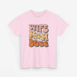 Roze T-shirt met ronde hals en cartoon opdruk “WIFE MOM BOSS” op de borst