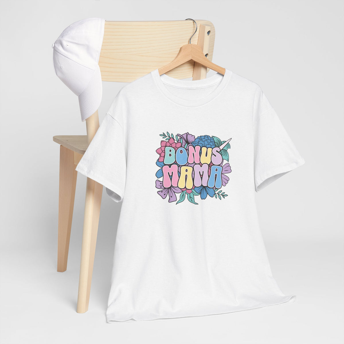 Witte oversized T-shirt met “BONUS MAMA” kleurrijke borstprint op hangende houten hanger