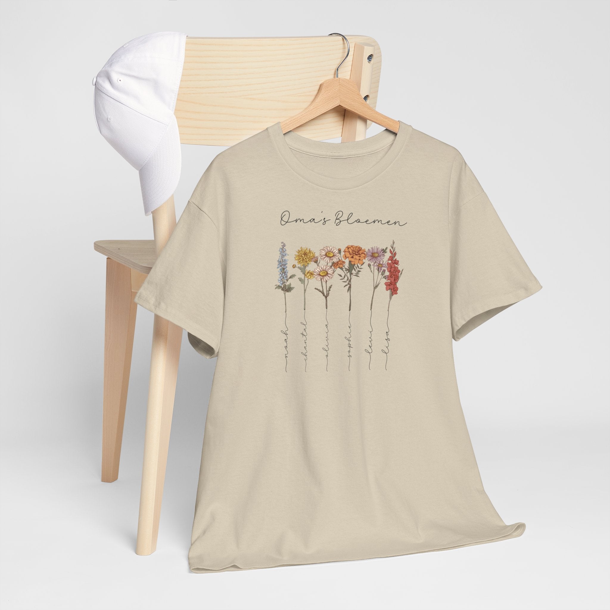 Gepersonaliseerde Moederdag Mama Cadeau - T-shirt - Oma's Bloemen met namen en geboortemaand bloemen (zwarte tekst)