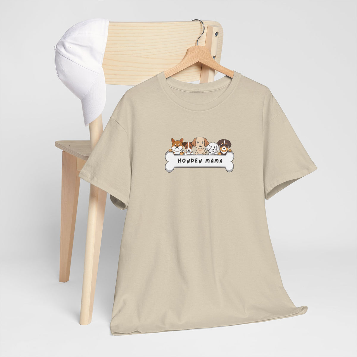 Oversized t-shirt zandkleur met borstprint van honden en tekst “Honden Mama”