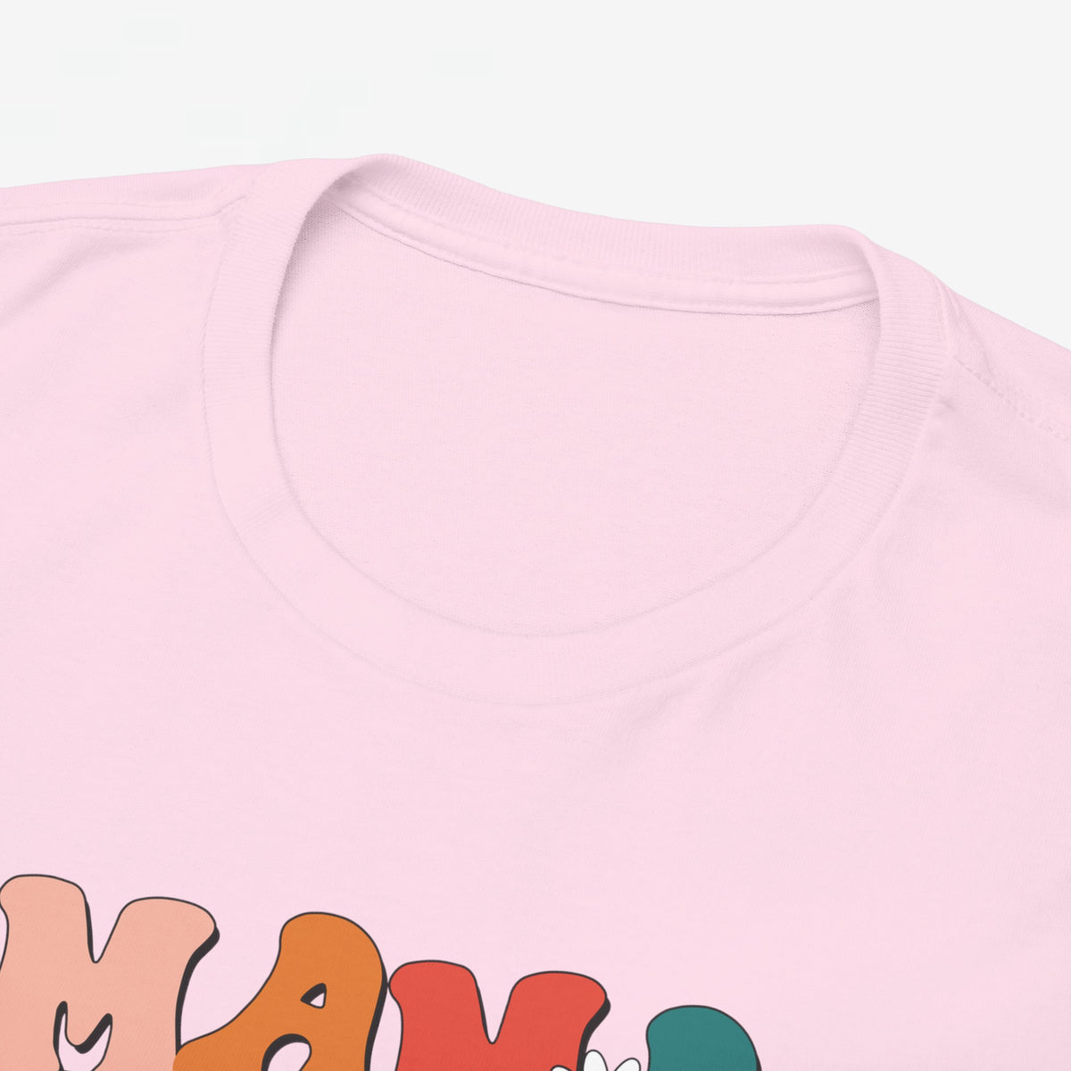 Roze t-shirt met ronde hals, close-up van Mama/Mommy/Bruh print