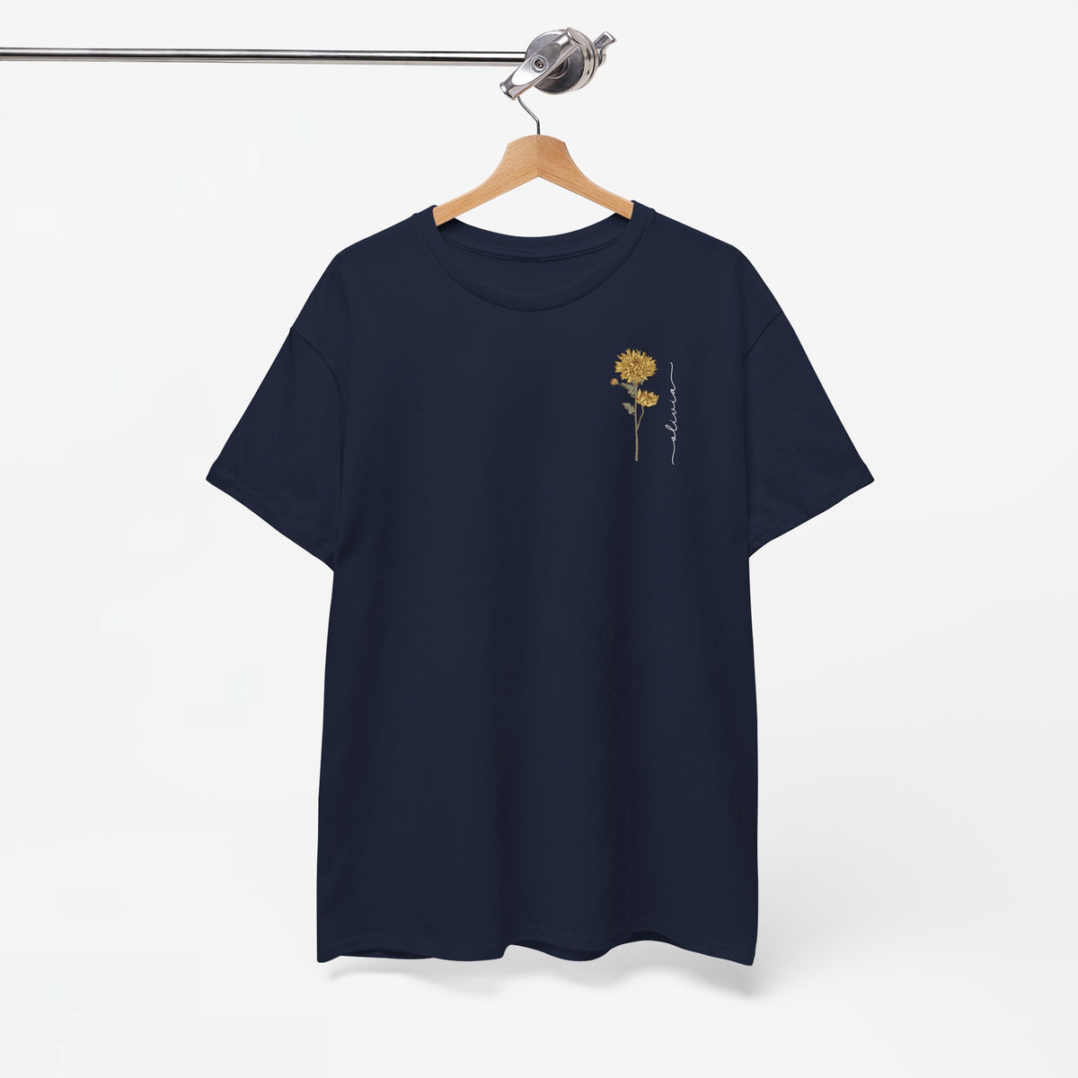 T-shirt navy aan hanger met kleine goudgele bloemprint links op de borst