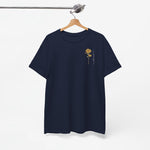 T-shirt navy aan hanger met kleine goudgele bloemprint links op de borst