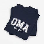 Geperonaliseerd t-shirt met OMA-print en EST 1997, donkerblauw (gestapeld)