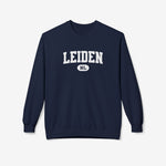 Navy varsitytrui met ronde hals en lange mouwen, borstprint “LEIDEN” met “NL”