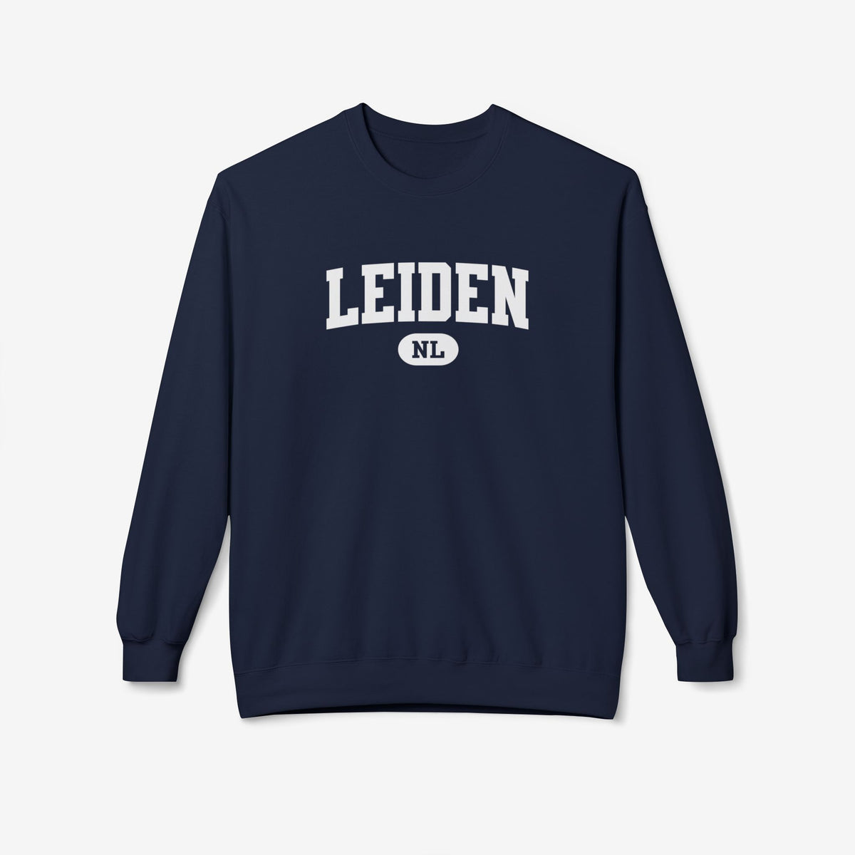 Navy varsitytrui met ronde hals en lange mouwen, borstprint “LEIDEN” met “NL”