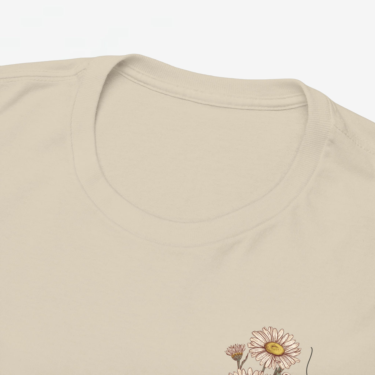 T-shirt beige close-up: ronde hals en bloemenprint op de borst