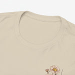 T-shirt beige close-up: ronde hals en bloemenprint op de borst