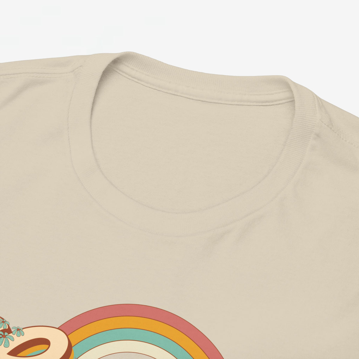 Zandkleurige t-shirt met ronde hals en zachte stof, close-up