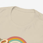 Zandkleurige t-shirt met ronde hals en zachte stof, close-up