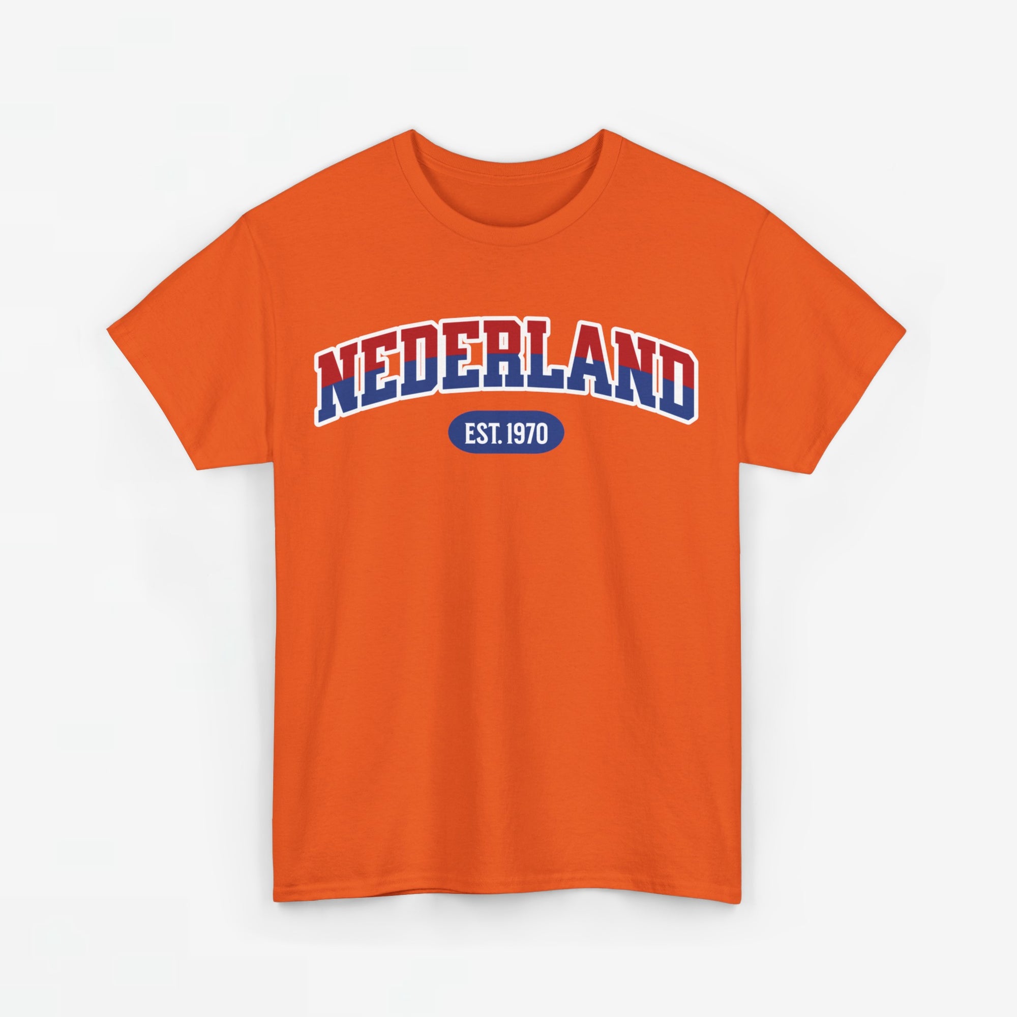 Oranje T-shirt voor EK, WK en Koningsdag - Personaliseer met Naam, Jaar & Rugnummer - NEDERLAND (rode en blauwe tekst)
