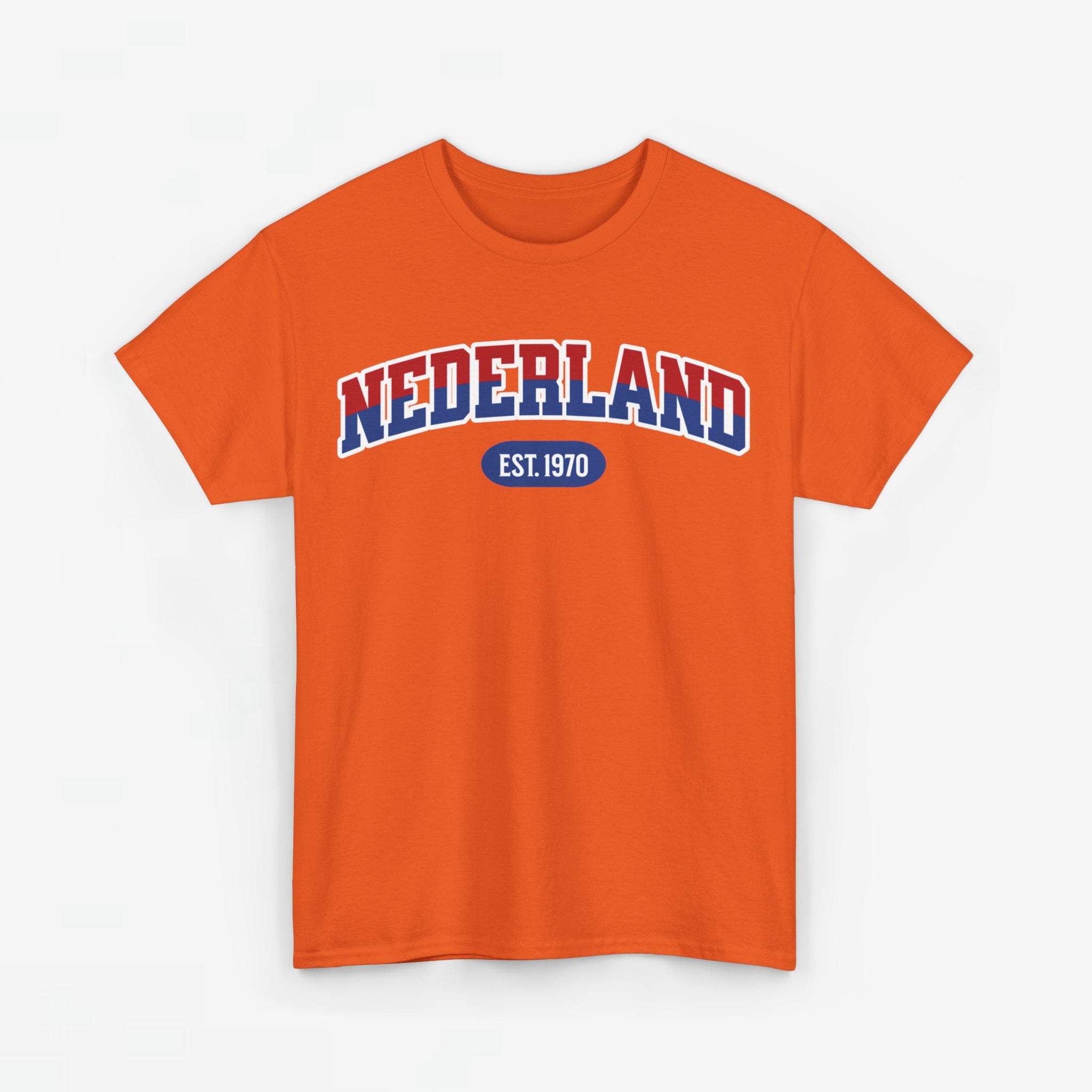 Oranje T-shirt voor EK, WK en Koningsdag - Personaliseer met Naam, Jaar & Rugnummer - NEDERLAND (rode en blauwe tekst)