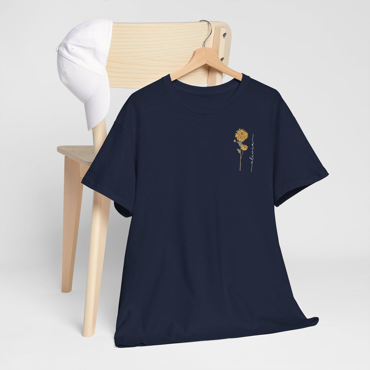 T-shirt navy met kleine goudgele bloemprint links op de borst