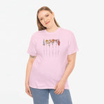 Roze T-shirt met ronde hals en rij bloemen met namen op de borst