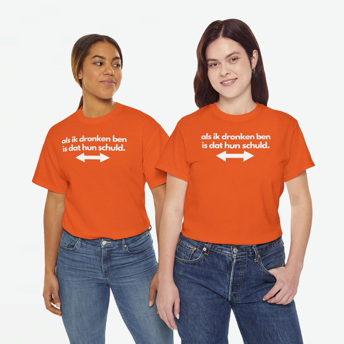 Oranje oversized T-shirt met frontprint en pijltjes, ronde hals en korte mouwen.