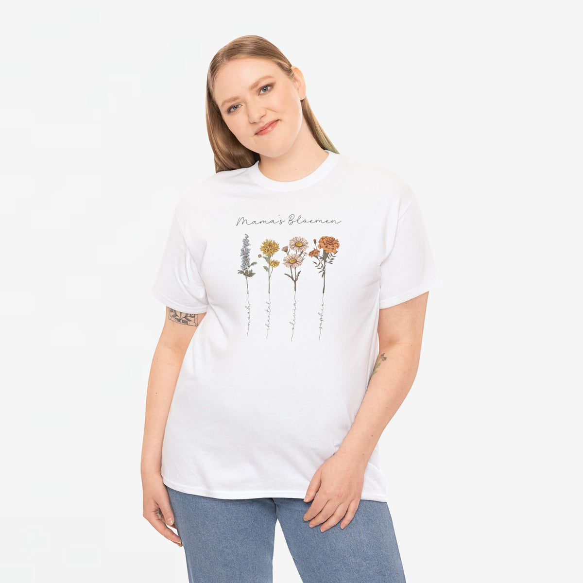 Wit T-shirt gedragen: bloemenprint met “Mama's Bloemen” op de borst.