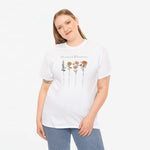 Wit T-shirt gedragen: bloemenprint met “Mama's Bloemen” op de borst.