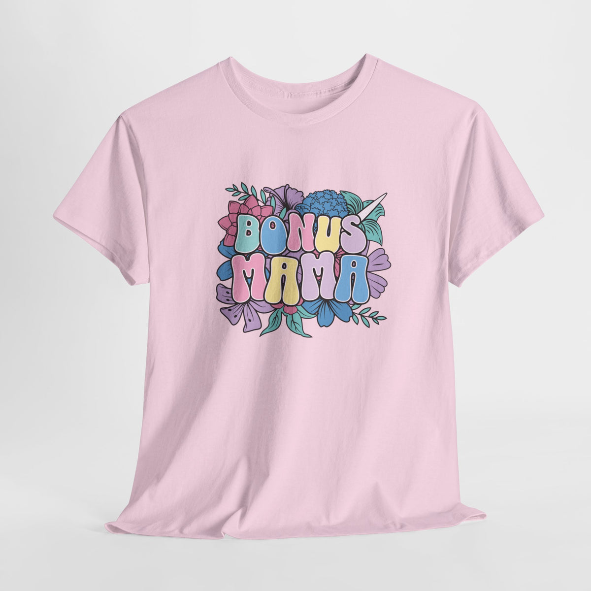 Roze T-shirt met bloemenprint en kleurrijke tekst “BONUS MAMA” op de borst.