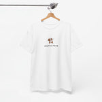 Wit oversized t-shirt op houten hanger met borstprint op de voorkant