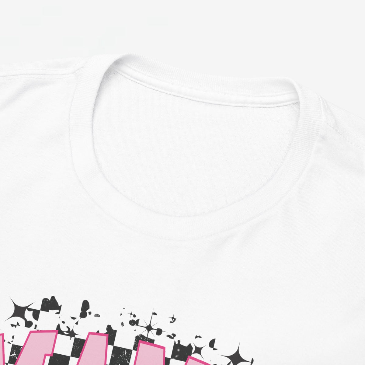 Wit t-shirt hals met gedeeltelijke opdruk MAMA en roze strik, close-up