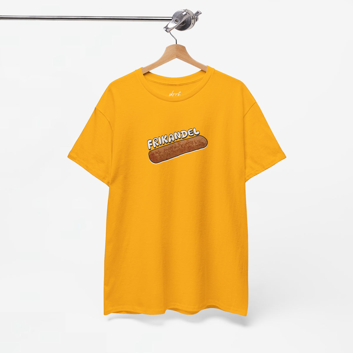 Oranje T-shirt met Frikandel-frontprint, aan een kledinghanger