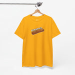 Oranje T-shirt met Frikandel-frontprint, aan een kledinghanger