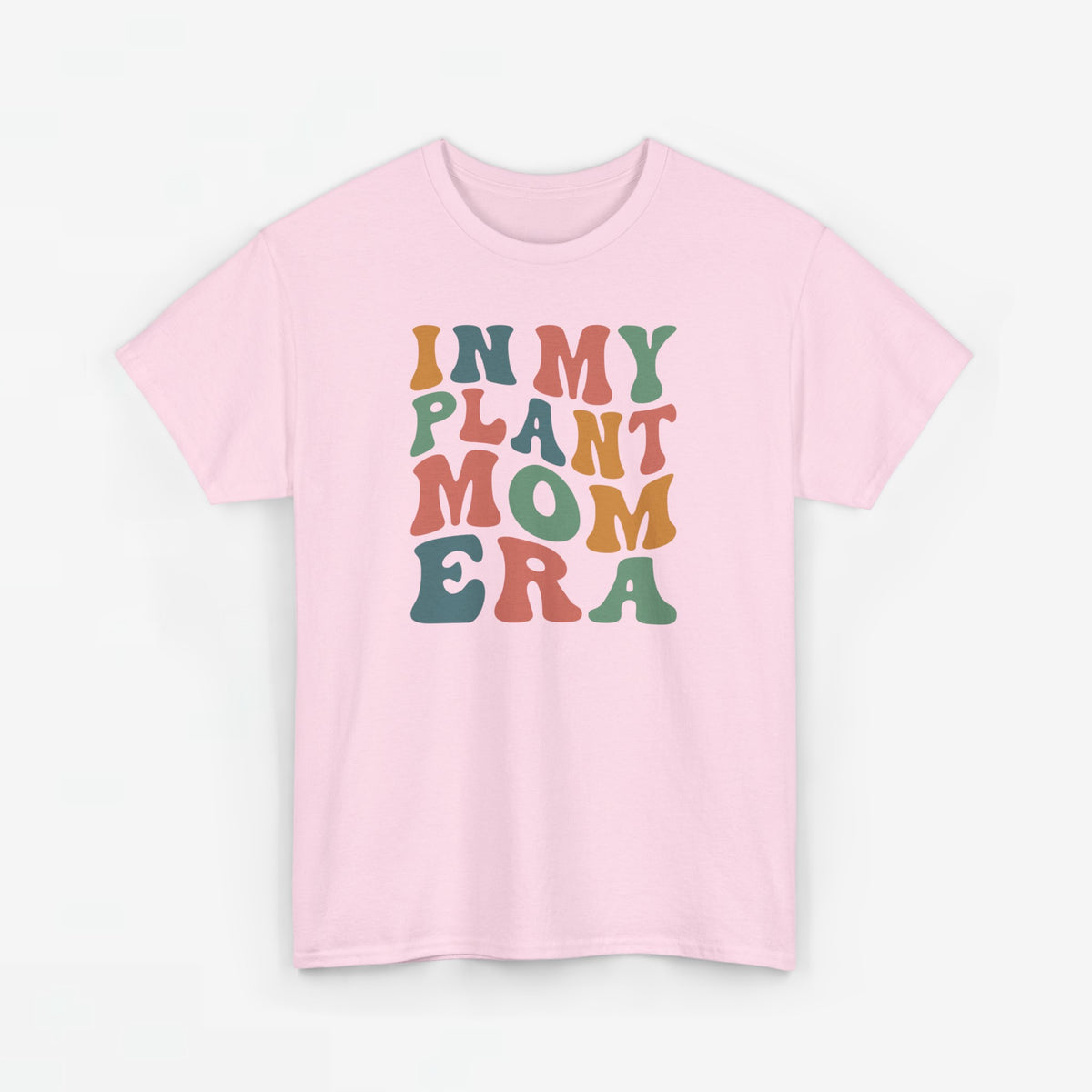 Roze T-shirt met ronde hals en multikleurenprint “IN MY PLANT MOM ERA” (voorzijde).