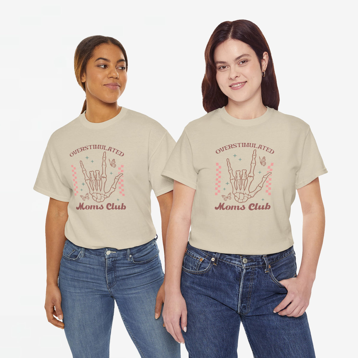 Zandkleurige oversized t-shirt met grote handenillustratie en tekst Moms Club op de borst.