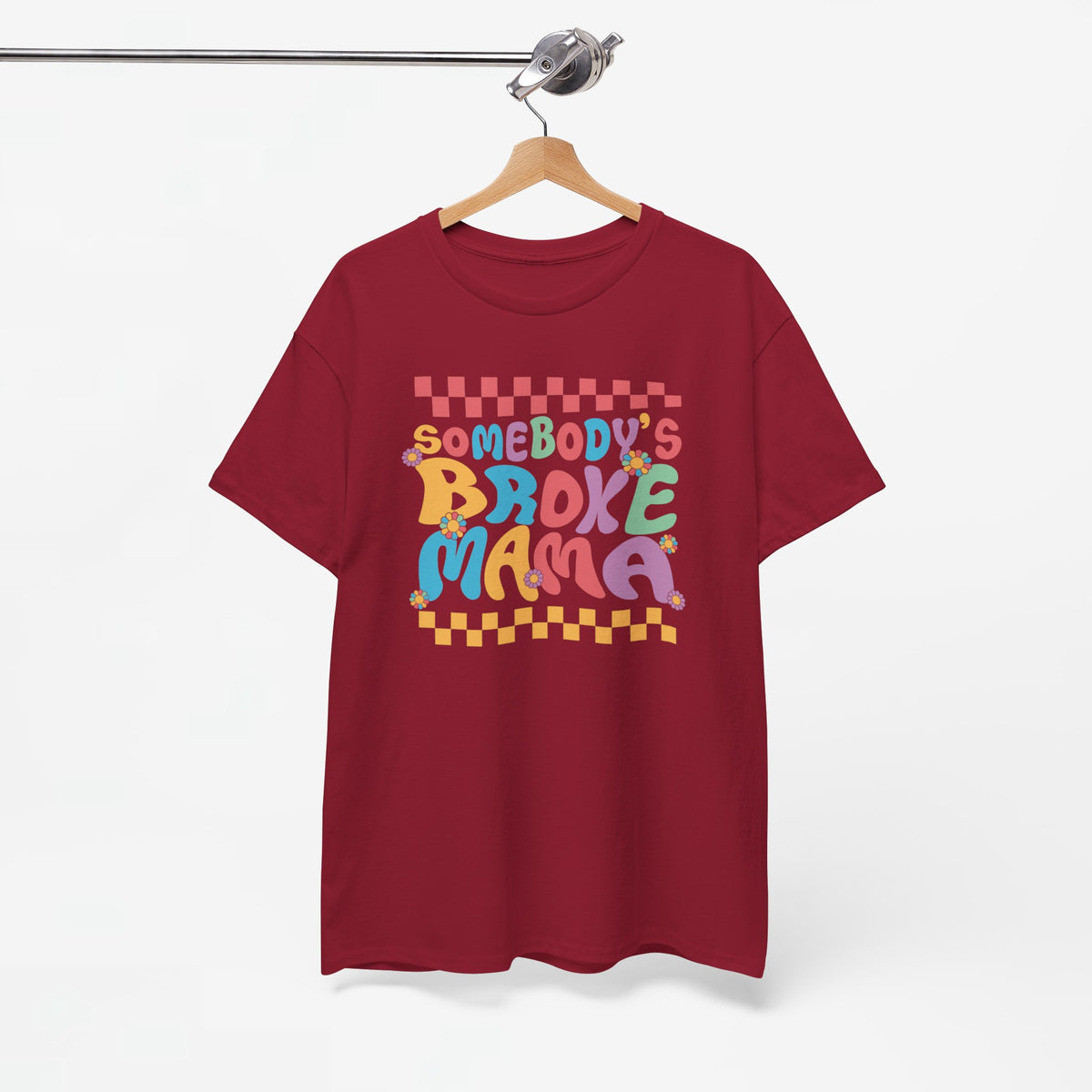 Bordeauxrood T-shirt met ronde hals en multikleur print voorop, aan hangertje